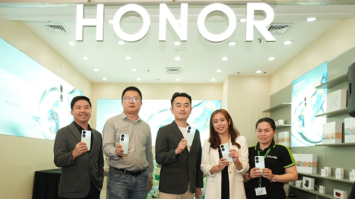 Honor Philippines Pr Manager Pao Oga, Retail Sales Director Tom Yuan, Gtm Manager Steven Yan, And Brand Marketing Manager Joepy Libo On With Ec Panda Store Oic Evelyn Enong