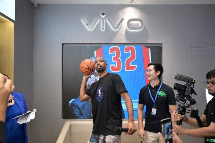 Rip Hamilton With Vivo Assistant Brand Marketing Manager Glenn Chiu 1